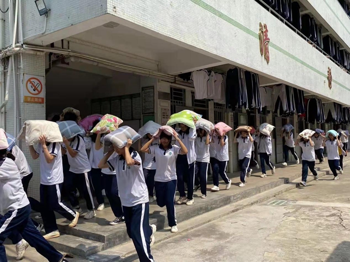惠東縣飛鵝中學(xué)開(kāi)展內(nèi)宿生防地震應(yīng)急逃生演練簡(jiǎn)報(bào)1.jpg