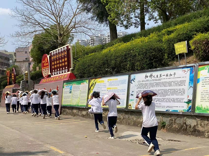 惠東縣飛鵝中學(xué)開(kāi)展內(nèi)宿生防地震應(yīng)急逃生演練簡(jiǎn)報(bào)2.jpg