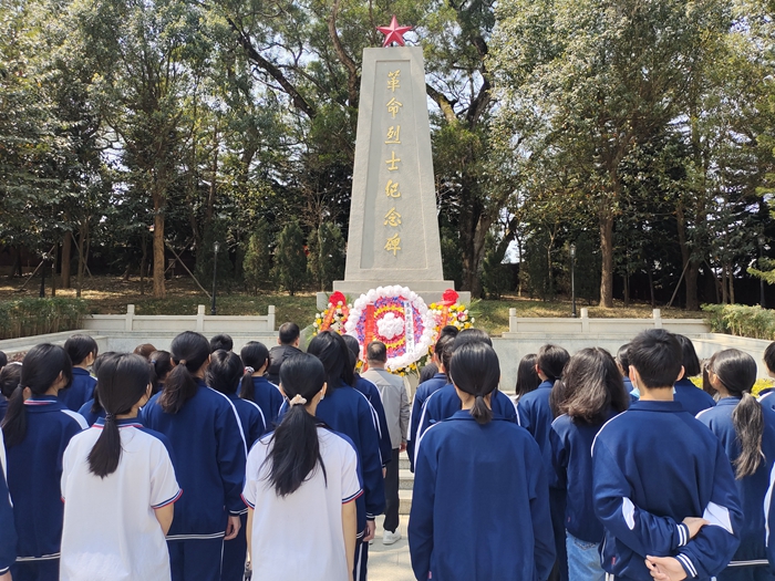 2023年3月11日惠東縣黃埠中學組織開展“傳承紅色基因，爭做時代新人”社會實踐活動 (3).jpg