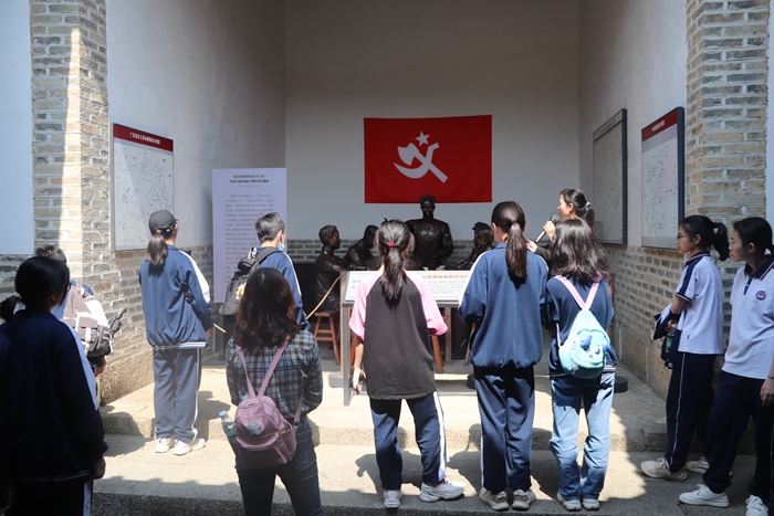 2023年3月11日惠東縣黃埠中學組織開展“傳承紅色基因，爭做時代新人”社會實踐活動 (4).jpg
