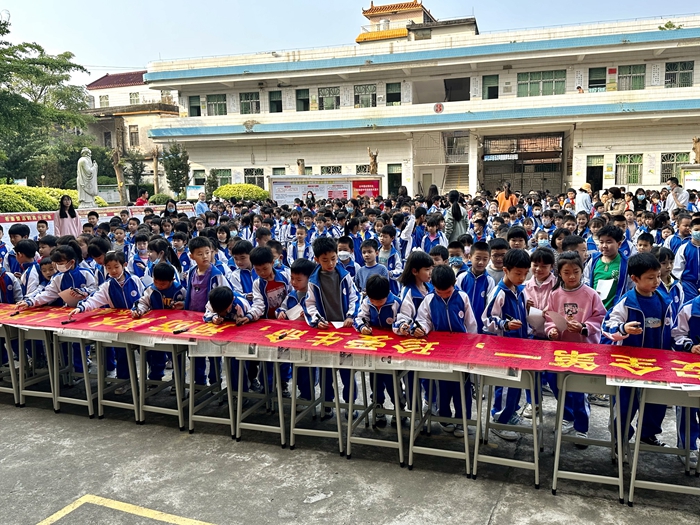 2023年4月12日惠東縣黃埠中心小學舉行防溺水宣誓承諾簽名活動 (3).jpg