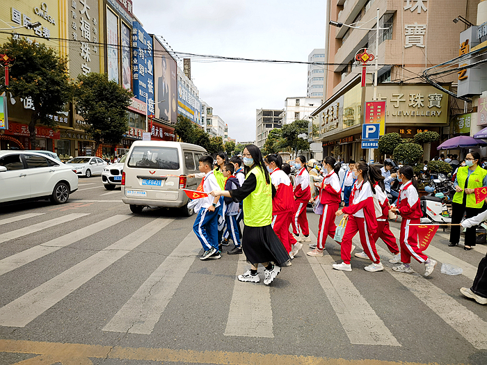 2023年4月惠東縣平山第一小學(xué)家長(zhǎng)志愿者參與護(hù)學(xué)崗行動(dòng) (3).jpg
