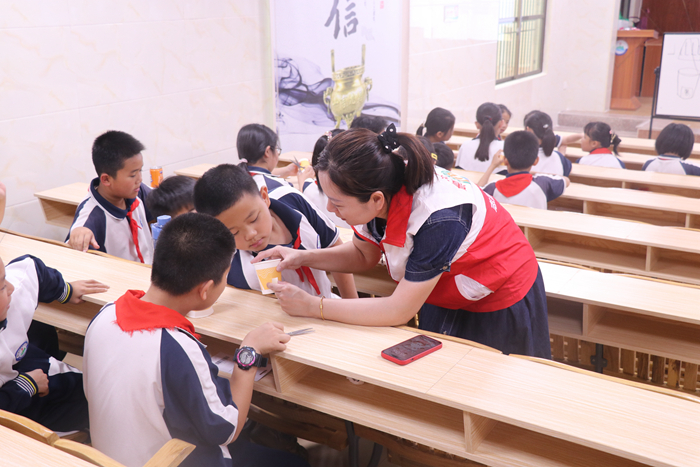 2023年4月18日惠東縣慈善總會走進白盆珠中心小學(xué)開展趣味小實驗公益課堂活動 (3).JPG