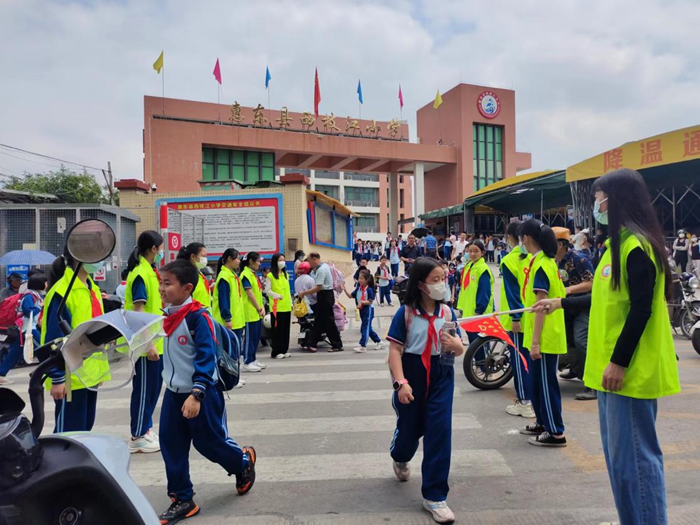 時間：2023年5月6日，地點：惠東縣西枝江小學(xué)校門口，活動主題：開展文明交通志愿服務(wù)活動 (2).png