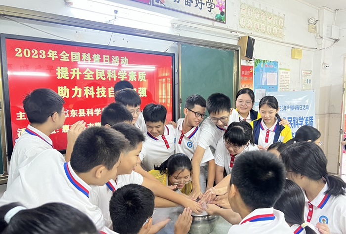 時間：2023年9月19日，地點：惠東縣吉隆實驗學(xué)校,活動主題：舉行“提升全民科學(xué)素質(zhì)，助力科技自立自強”全國科普實驗進校園活動 (1).jpg