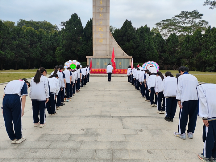 時間：2024年3月27日，主辦單位：惠東縣大嶺中心學(xué)校，地點：惠東縣南湖公園革命烈士紀(jì)念碑，活動主題：開展“賡續(xù)精神血脈，傳承紅色基因”清明祭掃活動.jpg