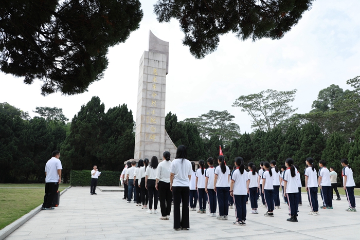 時間：2024年3月28日，主辦單位：惠東縣平山青云小學(xué)，地點：惠東縣南湖公園革命烈士紀(jì)念園，活動主題：舉行“緬懷英烈先賢，弘揚傳統(tǒng)文化”祭掃活動.jpg