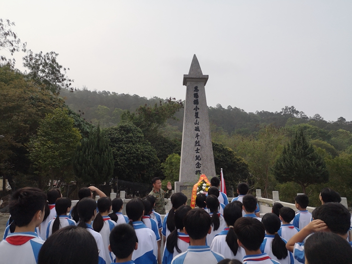 時間：2024年3月29日，主辦單位：中國工農(nóng)紅軍港口英雄民兵連紅軍小學(xué)，地點：港口小星山戰(zhàn)斗烈士紀(jì)念碑，活動主題：開展“清明祭奠英烈，傳承紅色基因”教育活動.jpg