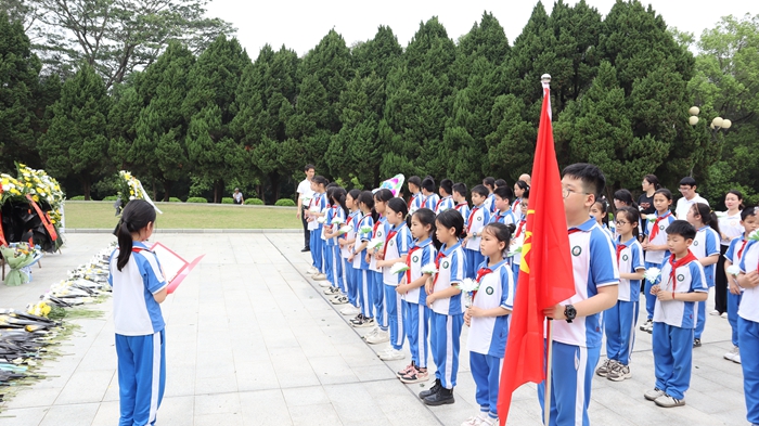 時間：2024年4月2日，主辦單位：惠東縣大嶺第四小學(xué)，地點：惠東縣南湖公園革命烈士紀(jì)念園，活動主題：開展“緬懷英烈祭忠魂，撫今追昔思奮進”掃墓活動 (2).jpg
