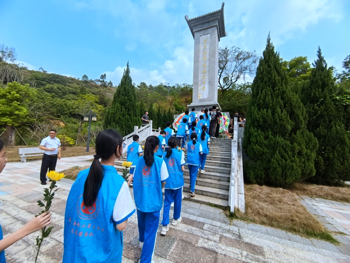 時間：2024年4月2日，主辦單位：惠東縣稔山第二中學(xué)，地點：惠東縣稔山鎮(zhèn)雁湖革命紀(jì)念館，活動主題：開展“扣好人生第一?？圩印獋鞒屑t色基因”祭英烈活動.jpg