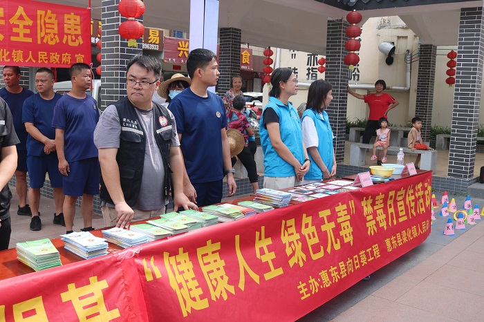 5 活動現(xiàn)場派發(fā)宣傳品.JPG