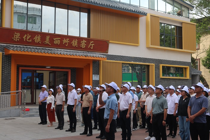 3 現(xiàn)場參加人員進行禁毒宣誓.JPG