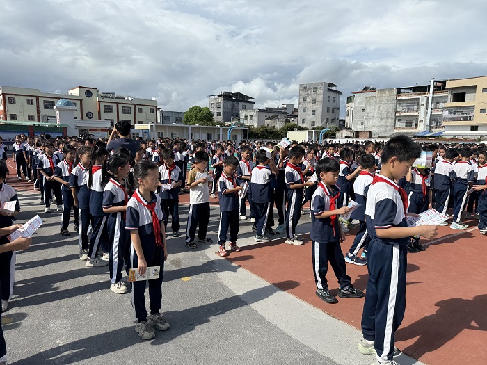 3 活動現(xiàn)場向學生派發(fā)宣傳手冊.jpg